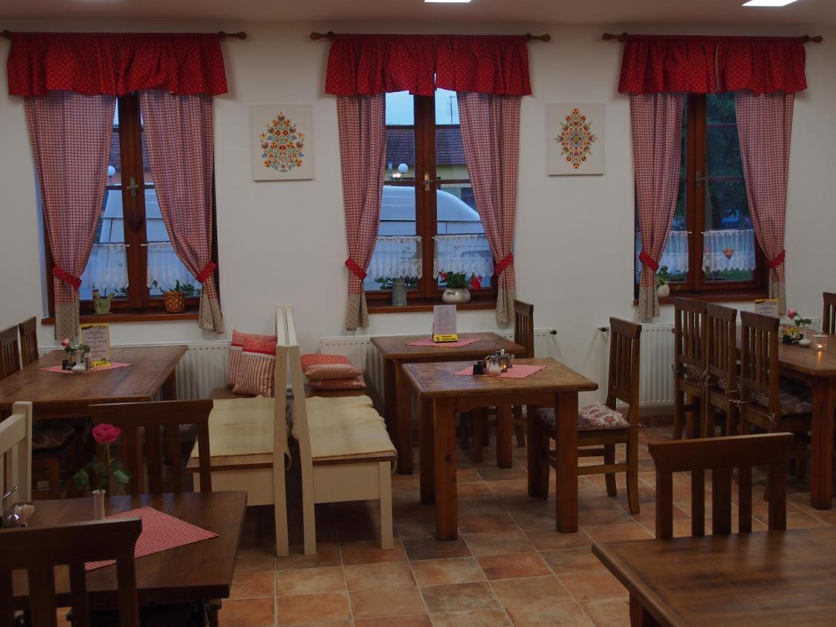 Penzion A Restaurace U Hroznu Velké Bílovice Zewnętrze zdjęcie